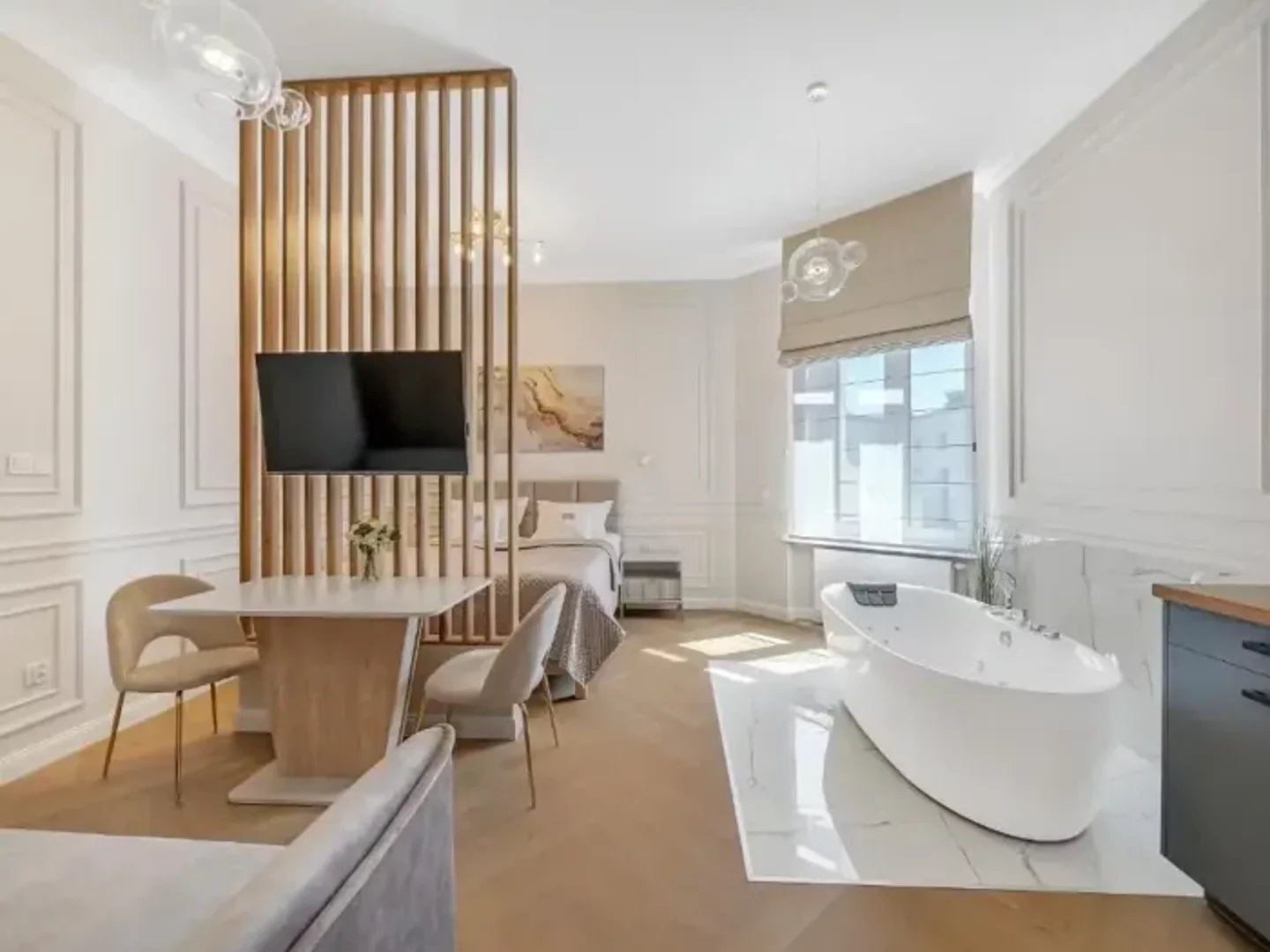 Studio z wanną z hydromasażem
