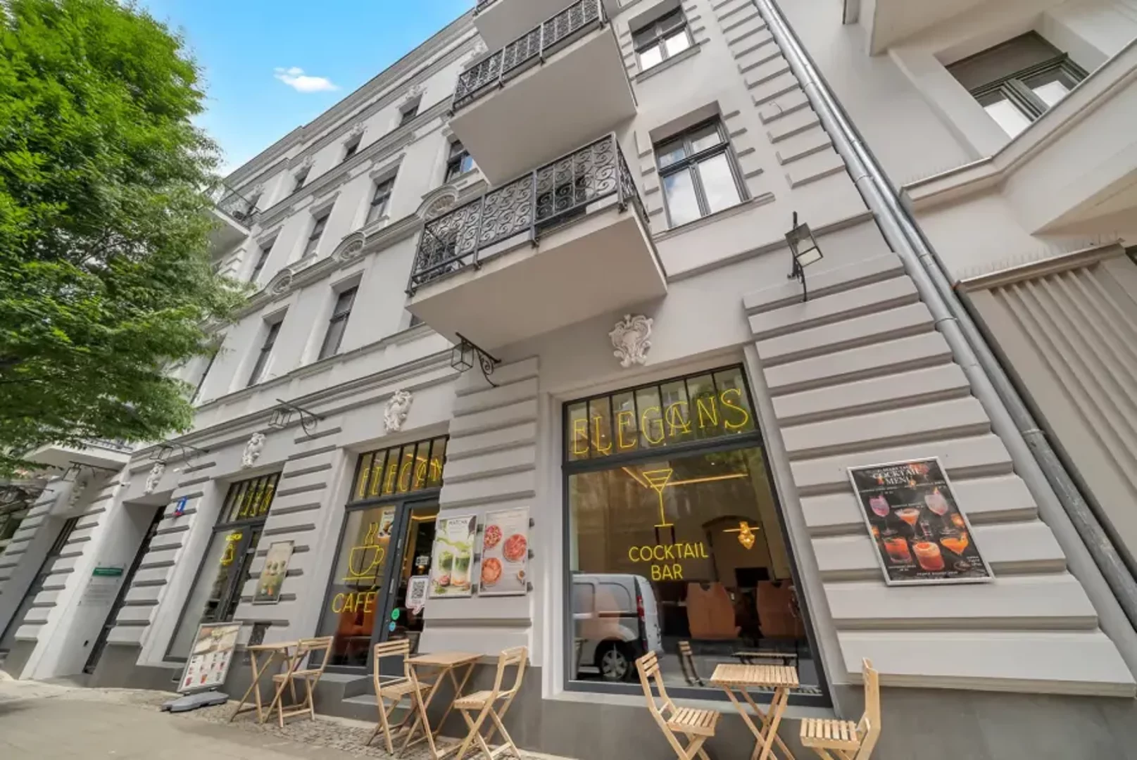 Elegans Café: ogródek przed kamienicą przy ul. Wschodniej