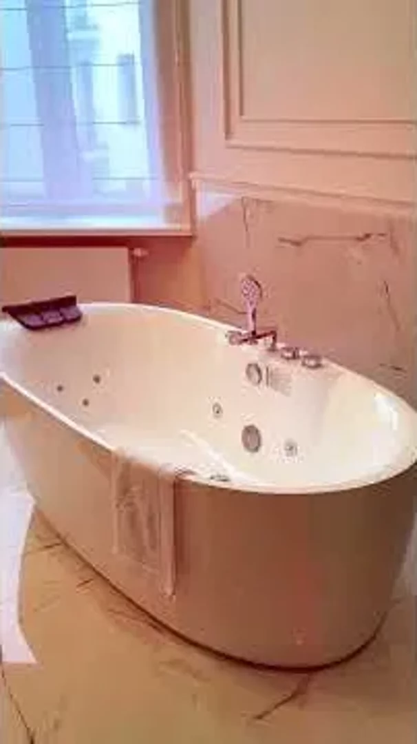Studio z wanną z hydromasażem