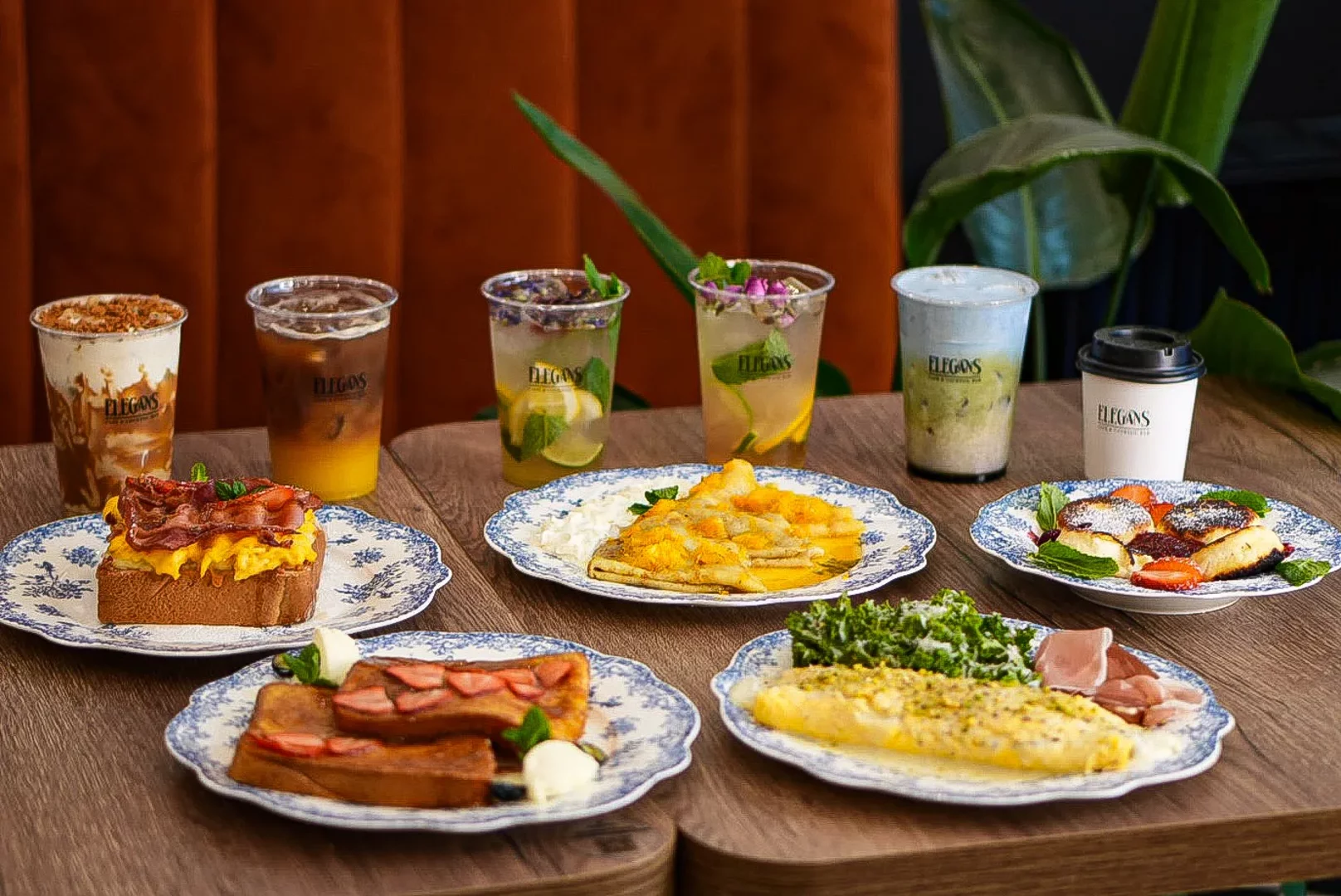 Śniadanie w Elegans Café: omlet, tosty i naleśniki na stole