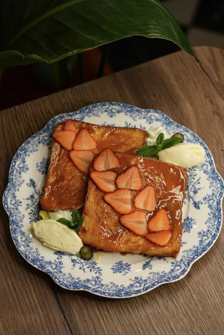 Tosty z truskawkami i karmelem