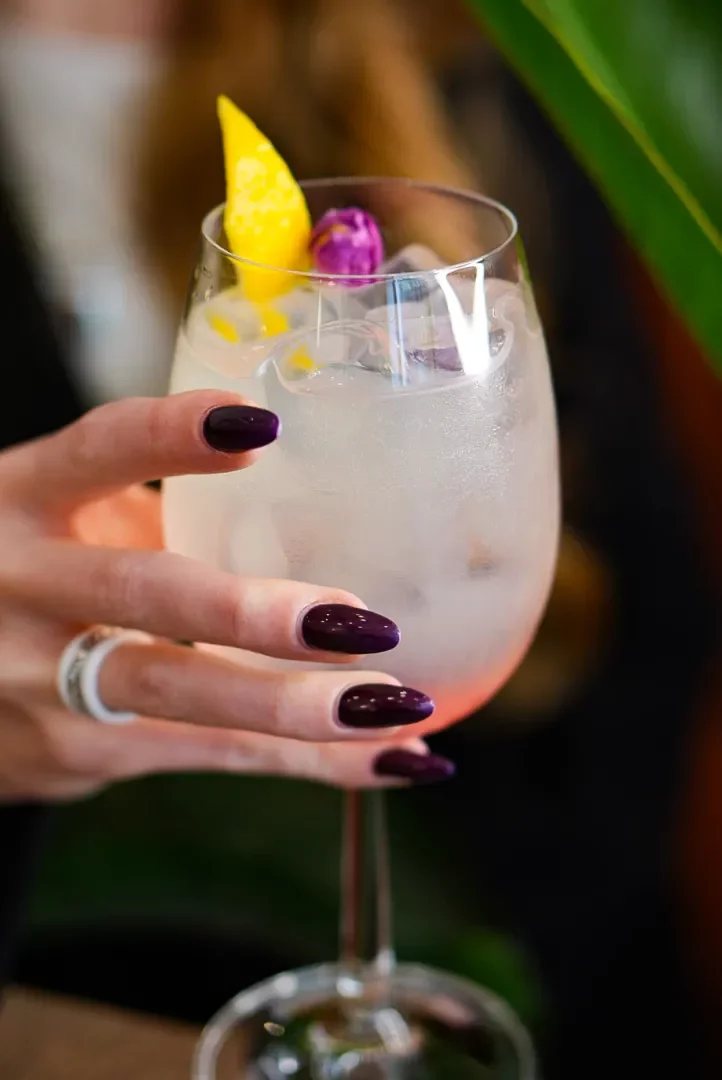 Koktajl z jadalnym kwiatem i skórką cytryny w Cocktail Barze